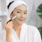 Ilustrasi wanita memakai clay mask. (Foto: AI Generate)