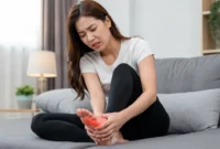 Ilustrasi wanita mengalami asam urat. (Foto: AI Generate)