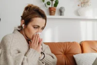 Ilustrasi wanita mengalami hidung tersumbat. (Foto: Pexels)