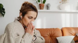 Ilustrasi wanita mengalami hidung tersumbat. (Foto: Pexels)