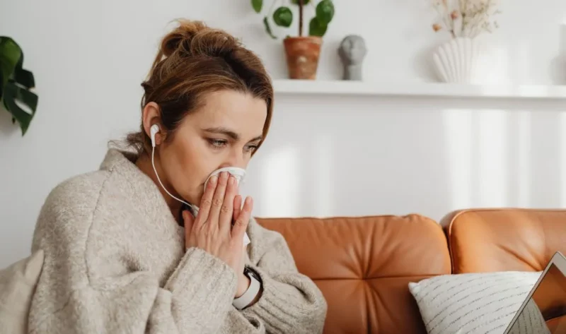 Ilustrasi wanita mengalami hidung tersumbat. (Foto: Pexels)