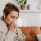 Ilustrasi wanita mengalami hidung tersumbat. (Foto: Pexels)