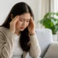Ilustrasi wanita mengalami pusing. Gejala ini dapat muncul akibat berbagai penyebab, seperti kurang tidur, dehidrasi, stres, atau kondisi medis tertentu. (Foto: AI Generate)