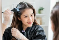 Ilustrasi wanita sedang mewarnai rambut. (Foto: AI Generate)