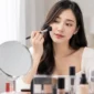 Ilustrasi wanita menggunakan makeup. (Foto: AI Generate)