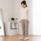 Ilustrasi wanita menimbang berat badan. (Foto: AI Generate)