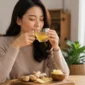 Ilustrasi wanita menikmati minuman jahe. (Foto: AI Generate)