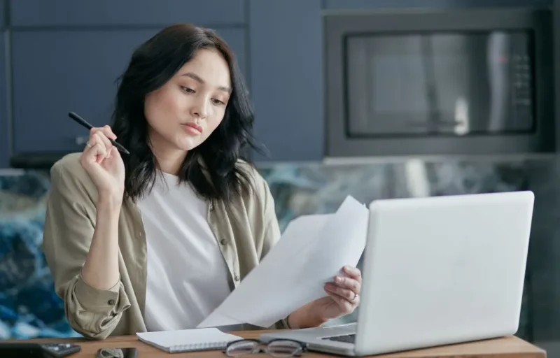 Ilustrasi seorang wanita sedang bekerja. (Foto: Pexels)
