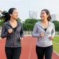 
Ilustrasi seorang wanita sedang jogging di lapangan. (Foto: AI Generate)