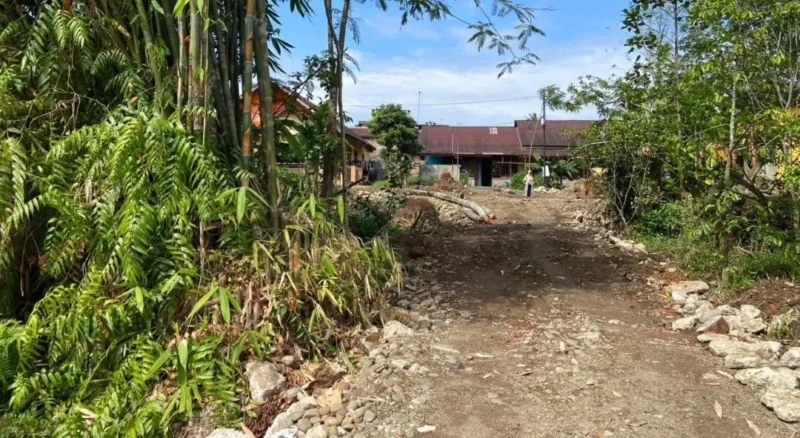 Warga RT 01 RW 05, Kelurahan Lubuk Lintah, Kecamatan Kuranji menghibahkan sebagian tanah milik mereka untuk pelebaran jalan. (Foto: Pemko Padang)