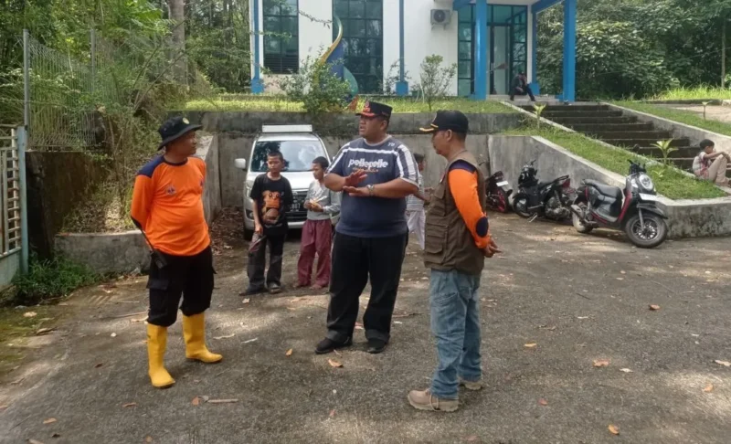 BPBD Padang mengerahkan dua tim rescue untuk melakukan pencarian warga yang hilang di Hutan Biologi Unand. (Foto: BPBD Padang)
