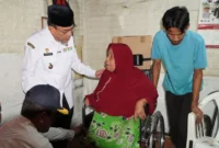 Wakil Wali Kota Padang Maigus Nasir menyerahkan bantuan kursi roda kepada penerima manfaat, Rabu (15/7/2026). (Foto: Pemko Padang)