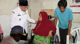 Wakil Wali Kota Padang Maigus Nasir menyerahkan bantuan kursi roda kepada penerima manfaat, Rabu (15/7/2026). (Foto: Pemko Padang)
