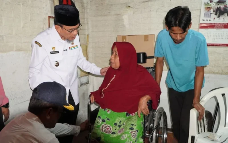 Wakil Wali Kota Padang Maigus Nasir menyerahkan bantuan kursi roda kepada penerima manfaat, Rabu (15/7/2026). (Foto: Pemko Padang)