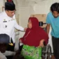 Wakil Wali Kota Padang Maigus Nasir menyerahkan bantuan kursi roda kepada penerima manfaat, Rabu (15/7/2026). (Foto: Pemko Padang)