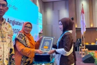 Kepala SMK SMAK Padang Silvania Lorina menyerahkan ijazah kepada lulusan saat prosesi pelantikan angkatan ke-58 di The ZHM Premiere Hotel Padang, Kamis (16/7/2026). (Foto: Humas SMK SMAK Padang)