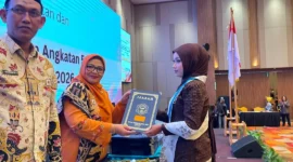Kepala SMK SMAK Padang Silvania Lorina menyerahkan ijazah kepada lulusan saat prosesi pelantikan angkatan ke-58 di The ZHM Premiere Hotel Padang, Kamis (16/7/2026). (Foto: Humas SMK SMAK Padang)