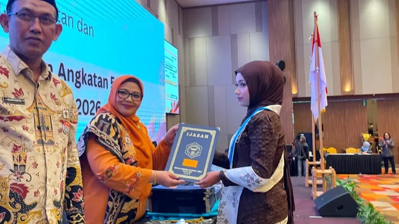 Kepala SMK SMAK Padang Silvania Lorina menyerahkan ijazah kepada lulusan saat prosesi pelantikan angkatan ke-58 di The ZHM Premiere Hotel Padang, Kamis (16/7/2026). (Foto: Humas SMK SMAK Padang)