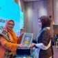 Kepala SMK SMAK Padang Silvania Lorina menyerahkan ijazah kepada lulusan saat prosesi pelantikan angkatan ke-58 di The ZHM Premiere Hotel Padang, Kamis (16/7/2026). (Foto: Humas SMK SMAK Padang)