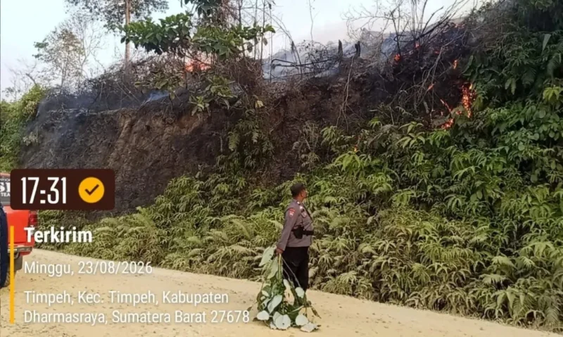 Polres Dharmasraya menangani empat hotspot Karhutla di Timpeh dan Asam Jujuhan. Sebanyak 19,5 hektare lahan terdampak. (Foto: Polda Sumbar)