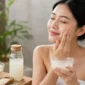 Ilustrasi Wanita mengoleskan air beras ke wajah. (Foto: AI Generate)
