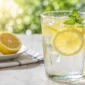 Ilustrasi air lemon. (Foto: AI Generated)
