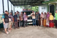 Ketua Pengurus Masjid Jabal Nur Bukit Lintang, Jubir Pamurah (kiri) saat menerima bantuan ambulans yang diantar langsung oleh Khalif Mobilindo selaku pemilik usaha jual beli mobil bekas. (Foto: Dok. Jubir)