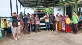 Ketua Pengurus Masjid Jabal Nur Bukit Lintang, Jubir Pamurah (kiri) saat menerima bantuan ambulans yang diantar langsung oleh Khalif Mobilindo selaku pemilik usaha jual beli mobil bekas. (Foto: Dok. Jubir)