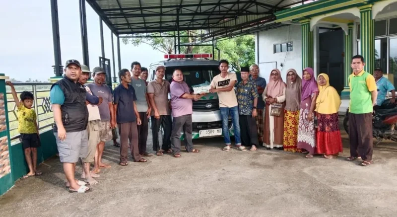 Ketua Pengurus Masjid Jabal Nur Bukit Lintang, Jubir Pamurah (kiri) saat menerima bantuan ambulans yang diantar langsung oleh Khalif Mobilindo selaku pemilik usaha jual beli mobil bekas. (Foto: Dok. Jubir)