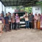 Ketua Pengurus Masjid Jabal Nur Bukit Lintang, Jubir Pamurah (kiri) saat menerima bantuan ambulans yang diantar langsung oleh Khalif Mobilindo selaku pemilik usaha jual beli mobil bekas. (Foto: Dok. Jubir)