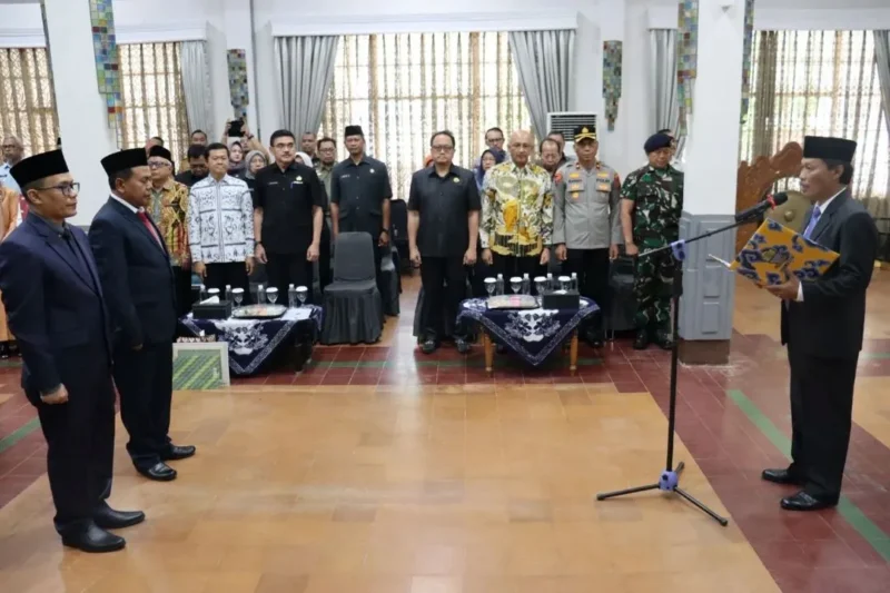 Wali Kota Cirebon Effendi Edo melantik Andri Satria sebagai Direktur Utama Perumda Air Minum Tirta Giri Nata dan Agung Astija sebagai Direktur Umum, Senin (31/8/2026). (Foto: Prokopim Setdako Cirebon)
