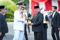 Sekdako Padang Raju Minropa menerima Anugerah Adinata Syariah Sumbar 2026 dari Gubernur Sumbar Mahyeldi di Istana Gubernur, Senin (17/8/2026). (Foto: Pemko Padang)