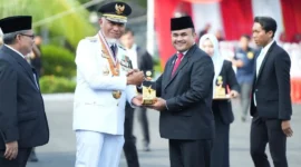 Sekdako Padang Raju Minropa menerima Anugerah Adinata Syariah Sumbar 2026 dari Gubernur Sumbar Mahyeldi di Istana Gubernur, Senin (17/8/2026). (Foto: Pemko Padang)