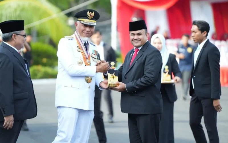 Sekdako Padang Raju Minropa menerima Anugerah Adinata Syariah Sumbar 2026 dari Gubernur Sumbar Mahyeldi di Istana Gubernur, Senin (17/8/2026). (Foto: Pemko Padang)