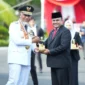 Sekdako Padang Raju Minropa menerima Anugerah Adinata Syariah Sumbar 2026 dari Gubernur Sumbar Mahyeldi di Istana Gubernur, Senin (17/8/2026). (Foto: Pemko Padang)