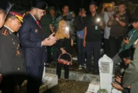 Wali Kota Padang Fadly Amran berdoa di TMP Kuranji usai Apel Kehormatan dan Renungan Suci, Senin dini hari (17/8/2026). (Foto: Pemko Padang)