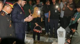 Wali Kota Padang Fadly Amran berdoa di TMP Kuranji usai Apel Kehormatan dan Renungan Suci, Senin dini hari (17/8/2026). (Foto: Pemko Padang)