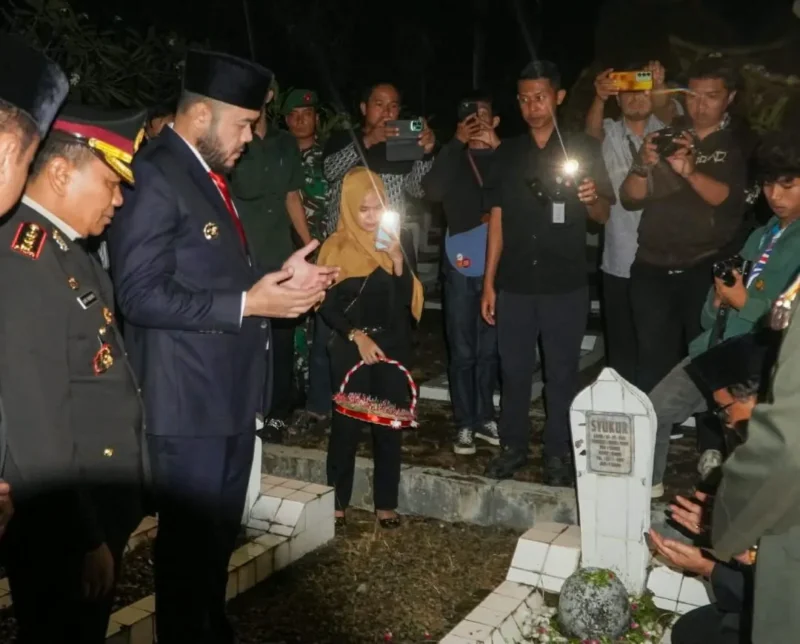 Wali Kota Padang Fadly Amran berdoa di TMP Kuranji usai Apel Kehormatan dan Renungan Suci, Senin dini hari (17/8/2026). (Foto: Pemko Padang)