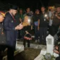 Wali Kota Padang Fadly Amran berdoa di TMP Kuranji usai Apel Kehormatan dan Renungan Suci, Senin dini hari (17/8/2026). (Foto: Pemko Padang)