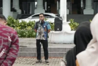 Kabag Umum dan Keuangan Udlil Iman Zul memimpin apel pagi Sekretariat DPRD Sumbar. (Foto: Ist)