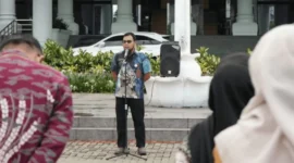 Kabag Umum dan Keuangan Udlil Iman Zul memimpin apel pagi Sekretariat DPRD Sumbar. (Foto: Ist)