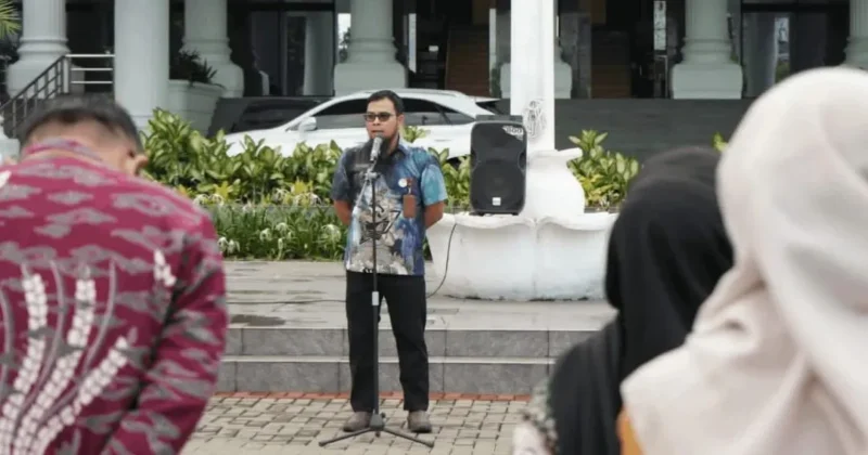 Kabag Umum dan Keuangan Udlil Iman Zul memimpin apel pagi Sekretariat DPRD Sumbar. (Foto: Ist)
