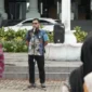 Kabag Umum dan Keuangan Udlil Iman Zul memimpin apel pagi Sekretariat DPRD Sumbar. (Foto: Ist)