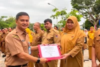 Asisten II Setdako Padang Bidang Perekonomian dan Pembangunan Didi Aryadi menyerahkan penghargaan kepada ASN. (Foto: Pemko Padang)