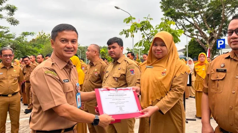 Asisten II Setdako Padang Bidang Perekonomian dan Pembangunan Didi Aryadi menyerahkan penghargaan kepada ASN. (Foto: Pemko Padang)