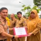 Asisten II Setdako Padang Bidang Perekonomian dan Pembangunan Didi Aryadi menyerahkan penghargaan kepada ASN. (Foto: Pemko Padang)