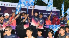 Wali Kota Padang Fadly Amran melepas peserta BOM Run 2026 di Kawasan Pantai Cimpago, Minggu (9/8/2026). (Foto: Pemko Padang)