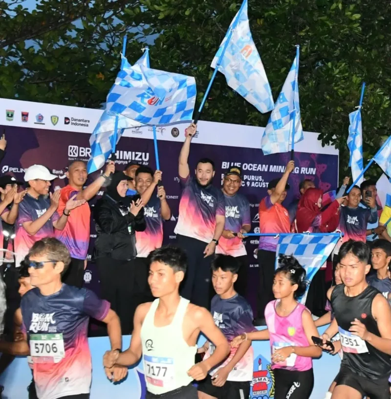 Wali Kota Padang Fadly Amran melepas peserta BOM Run 2026 di Kawasan Pantai Cimpago, Minggu (9/8/2026). (Foto: Pemko Padang)