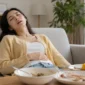 Ilustrasi badan lemas setelah makan. (Foto: AI Generated)