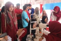 Bakti Kemerdekaan Angkatan 45 memberi pemeriksaan mata dan kacamata gratis bagi 150 warga Padang pada HUT RI ke-81. (Foto: Pemko Padang)